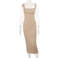 Eng anliegendes gestricktes khakifarbenes Midikleid mit Karree-Ausschnitt und Rippenstruktur - S / Khaki