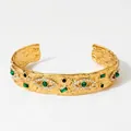 Gouden open armband met groene malachiet-stijl stenen en kleine witte kristallen - Goud + Groene Zirkonia (KAS1056)