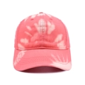 Vue de face détaillée d'une casquette en coton tie-dye rose et blanc à visière courbée - Tie Dye Rose