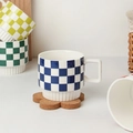 Details einer blauen Schachbrett-Keramiktasse mit quadratischem Griff auf Korkuntersetzer - Blaue Schachbrett Quadratischer Griff