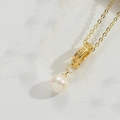 Elegante goldene Halskette mit hohlem Anhänger und weißer Perle an feiner Gliederkette - Ring Perle