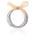 Dettaglio di braccialetti a molla argentati a più strati con fiocco in organza arancione - Molla argento con set di fiocchi (30083)