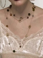 Collana dorata a tre strati con perle di cristallo marroni e verdi e pendenti rotondi su modella - Collana a Strati Avvolgente di Perle Dorate