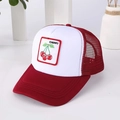 Rot-weiße Trucker-Kappe mit Kirsch-Stickerei und atmungsaktivem Mesh-Rückteil - Burgunderrot