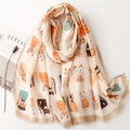 Lange sjaal met kattenprint en franjes op crème achtergrond met tijdschrift en bloem - Khaki