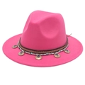 Vista dettagliata di un fedora rosa acceso stile etnico con fascia decorata a mano - Rosa Rosso