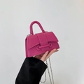 Mini sac bandoulière fuchsia en cuir grainé avec une chaîne en métal à perles - Rose Rouge
