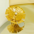 Macro-opname van de meerlaagse gouden bloemring met witte parel en opengewerkte blaadjes - Zijden Gaas Holle Bloem met Parelstijl (KR113261-SP)