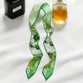 Elegante groene zijden sjaal met olieverfpatroon voor haarlint of handtas decoratie - Witte roos hanger