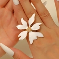 Détail d'une grande bague fleur en émail blanc avec bords dorés et pistil texturé - Blanc Fleur Émail Étamine d'Or (11385)