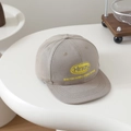 Detail der khakifarbenen Hip-Hop-Cap aus Baumwolle mit gelber Stickerei und Oval-Logo - 52-54cm (3-8 Jahre) / Khaki Grau