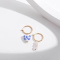 Detail of asymmetric gold earrings with blue floral heart porcelain and pink beads - Asymmetric Porcelain Heart