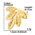 Dettaglio orecchini a lobo a foglia dorata con trama definita e dimensioni reali - Foglia radiante / Oro