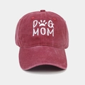 Dettaglio ricamo Dog Mom bianco su cappellino da baseball in cotone rosso lavato - Regolabile / Borgogna