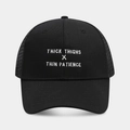 Detail der schwarzen Trucker Cap mit weißer Stickerei Thick Thighs Thin Patience - Schwarz + Schwarzes Mesh