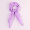 Primo piano dell'elastico per capelli in chiffon viola con fiocco e trama fine - Orecchie da Coniglio Luminose-Viola