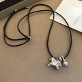 Collier plaqué or 18 carats avec pendentif pégase en argent et perle grise sur cordon noir - 56# Collier-Argent-Pégase perle cordon noir