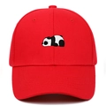 Gros plan sur une casquette en coton rouge avec broderie de panda noir et blanc - Rouge