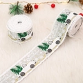 Graues Weihnachtsband mit weißem LKW-Druck und Fransen auf weißem Plüschhintergrund - Grauer LKW-Stil