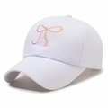 Berretto da baseball bianco con ricamo a fiocco rosa in un design minimalista - Regolabile / Bianco