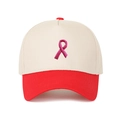 Detail der Stickerei mit rosa Schleife auf der zweifarbigen 5-Panel-Baseballkappe - Verstellbar / Beige-Rote Krempe