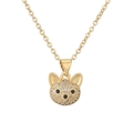 Gros plan du collier pendentif chat plaqué or avec cristaux pavés et détails noirs - Tête de Chat Dorée
