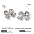 Silberne Schleifen-Ohrringe aus Edelstahl mit Hochglanz-Finish, hypoallergenes Design - Silber Stil (JDE2403091-S) / Ohrstecker