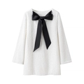 Robe courte blanche à paillettes et manches longues avec un grand nœud noir décoratif - XS / Blanc