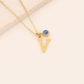 Détail du pendentif lettre V dorée et perle œil bleu sur une chaîne délicate - Lettre V