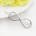 Elegante horquilla plateada con símbolo de infinito y acabado metálico pulido en blanco - Infinito de Plata