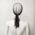 Vista de detalle del tocado de malla negra con brillantes pedrería sobre el cabello - 90CM de Largo / Negro