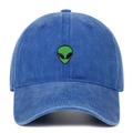 Vista frontale del berretto da baseball blu con ricamo a testa di alieno verde - Blu scuro
