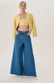 Detail einer High-Waist-Wide-Leg-Jeans kombiniert mit einem gelben Tweed-Cardigan-Set - S / Blau