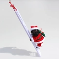 Babbo Natale pelle nera che sale una scala bianca con decorazione a stella rossa - Viso Nero / Scala Bianca