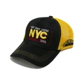Dettaglio del ricamo NYC sul cappello trucker in mesh traspirante con cuciture a contrasto - M (56-58cm) / Nero Giallo Patchwork