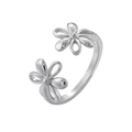 Dettaglio dell'anello aperto regolabile in argento con due motivi floreali eleganti - Doppia Margherita Platino