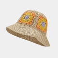 Detailansicht der farbenfrohen Häkelblumenmuster auf dem handgefertigten Stroh-Fischerhut - M(56-58cm) / Khaki
