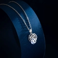 Collar con colgante de rosa hueca en plata y circón sobre elegante fondo azul oscuro - Rosa De Plata (Con Cadena)