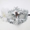 Silberne Pailletten-Maskerademaske mit weißer Feder-Spitzenblume auf weißem Hintergrund - Pailletten Seitenblume - Silber