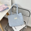 Détail de la couture matelassée en cœur et motif à carreaux bleus sur le sac tote - Carreaux Bleu Clair