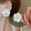 Elegante witte mesh bloem oorknopjes met een verfijnd pareldetail in het midden voor haar - Wit Parel Clip