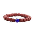 Vista macro di perle in pietra lavica rosso scuro e una perla malocchio blu sul bracciale - Pietra Lavica Rossa Occhio del Diavolo Blu