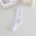 Chaussettes mi-mollet minimalistes en coton blanc dans un décor de studio épuré - Taille unique / Blanc