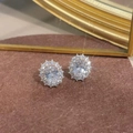 Dettaglio macro di orecchini a perno ovali in argento con cristalli su base di velluto - Argento (Perno in argento)