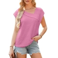 Detalle de blusa rosa con cuello asimétrico que destaca la textura de tela acanalada - S / Rosa