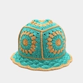 Detalle de gorro de pescador de ganchillo hecho a mano con patrones de girasol azul - M (56-58cm) / Verde