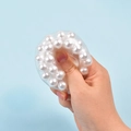 Jouet anti-stress pressé rempli de perles blanches sur un fond bleu clair épuré - Perle Blanche / 4cm