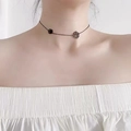 Elegante collana girocollo nera con fiori di camelia su modella con sfondo bianco - Collana Camelia Nera (8956)