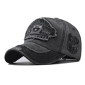 Primer plano detallado del bordado vintage New York y el parche de águila en la gorra - Verde Militar con Pentagrama