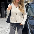 Schicke cremeweiße Strickjacke mit V-Ausschnitt, Metallknöpfen und Taschen für Damen - S / Weiß